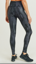 Load image into Gallery viewer, CAMO FOIL HIGHWAIST LEGGINGS
