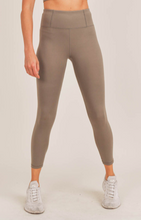 Load image into Gallery viewer, ESSENTIAL LEGGINGS WITH BACK POCKET- MOCHA
