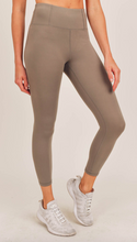 Load image into Gallery viewer, ESSENTIAL LEGGINGS WITH BACK POCKET- MOCHA

